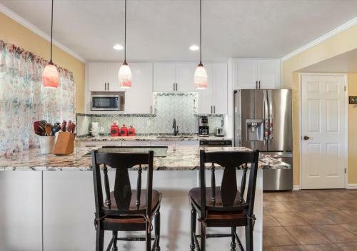 Sleeps 9 Near Lake And Major Attractions