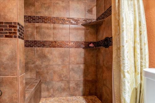 Sleeps 9 Near Lake And Major Attractions
