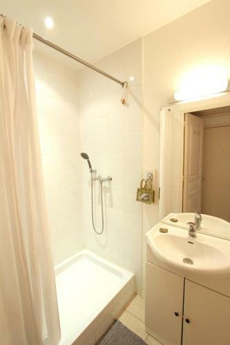 Quiet Apartment Of 38m2 Bright With Pretty Terrace