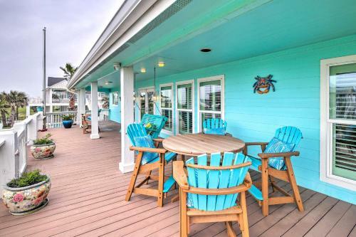 Bright Crystal Beach Home - Next To The Beach