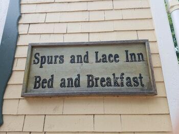 Bed & Breakfast Spurs N Lace Inn