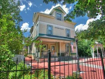 Bed & Breakfast Spurs N Lace Inn