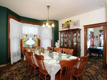 Bed & Breakfast Spurs N Lace Inn