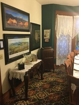 Bed & Breakfast Spurs N Lace Inn