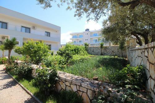 Erjon Apartments