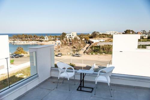 Brand New 3-br Villa/pool,2'on Foot-trinity Beach!