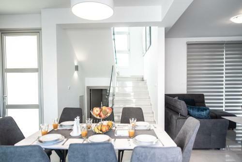 Brand New 3-br Villa/pool,2'on Foot-trinity Beach!
