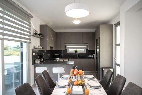 Brand New 3-br Villa/pool,2'on Foot-trinity Beach!