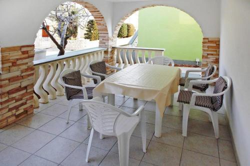 Apartment In Vir With A Barbecue