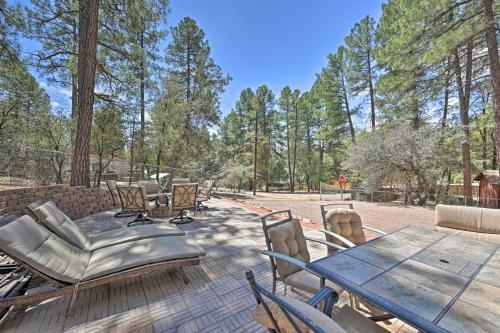Welcoming Pine Retreat With Deck And Fire Pit!