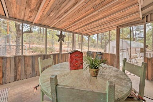 Welcoming Pine Retreat With Deck And Fire Pit!