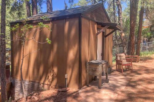 Welcoming Pine Retreat With Deck And Fire Pit!