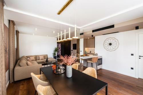 Crowonder Luxury Gold Apartment