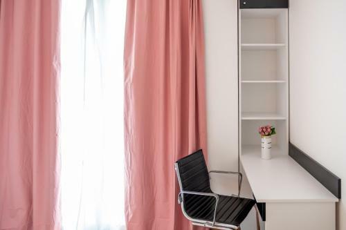 Sunny 1bdr Apartment Near Center - Free Parking