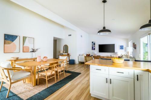 Utopic Villa Sunset Pool + Game Room Perfect For Large Groups
