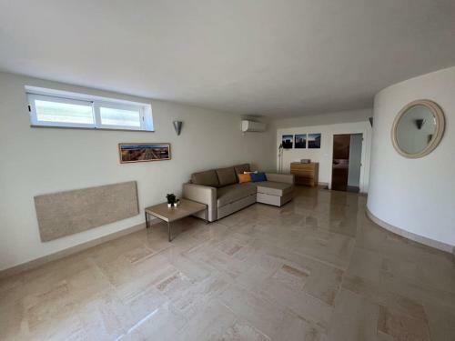 Luxurious And Spacious Villa With A Big Pool