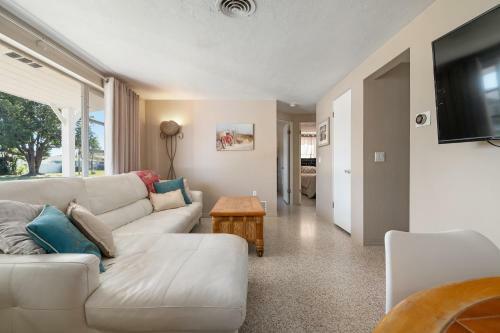 3 Bedroom Pool Home 5 Miles From Best Beaches Around Home