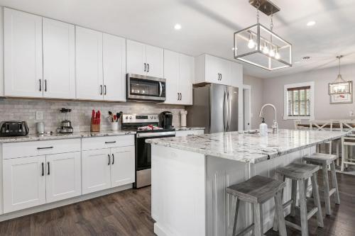 Fully Remodeled Pool Home Less Than 5 Miles To Beach Home