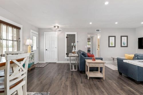 Fully Remodeled Pool Home Less Than 5 Miles To Beach Home