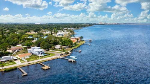 Sunshine On The River 3 Bedroom Waterfront Property Home