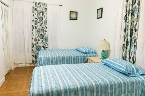 Family Blue Home 6beds&2baths Olas Boulevard