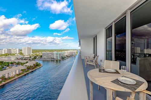 5 Amenities Luxury 1br Front Intercostal View Balcony