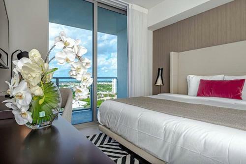 5 Amenities Luxury 1br Front Intercostal View Balcony