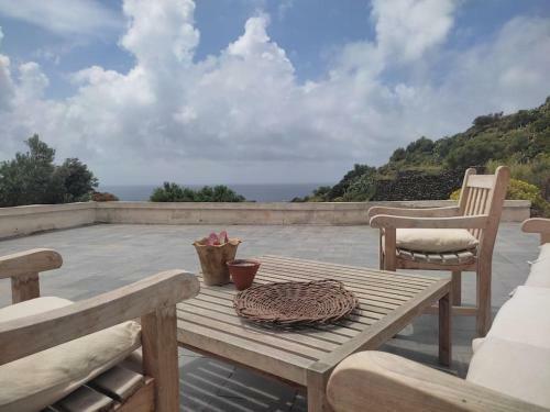 Antique Rural Dammuso With Pool And Sea View