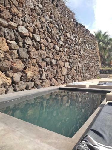 Antique Rural Dammuso With Pool And Sea View
