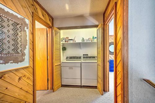 Spacious Home With Hot Tub, Sunroom And Views!