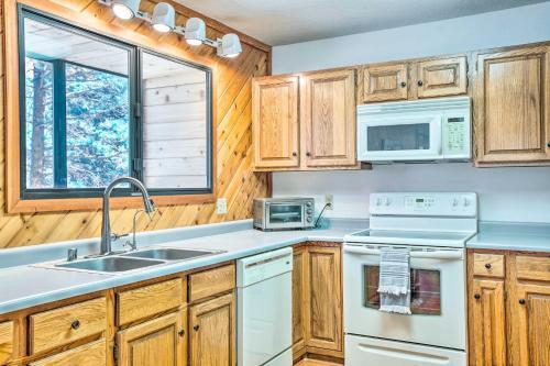 Spacious Home With Hot Tub, Sunroom And Views!