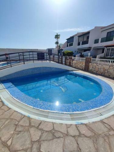 Agradable Adosado Con Terraza Y Piscina