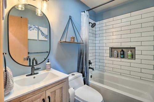 Relaxing Poconos Retreat Indoor Jacuzzi Room