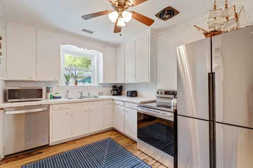 208 W Ashley - Central Location - 2 Mins To The Beach
