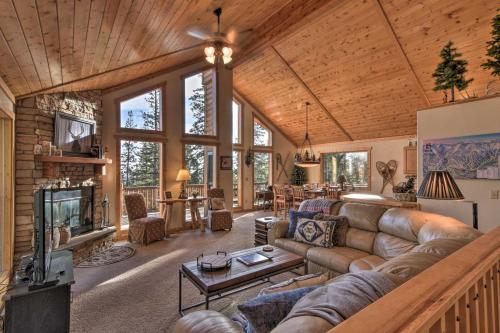 Lazy Moose Cabin With Wraparound Deck And Privacy!