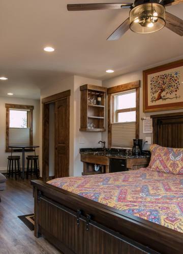 Bed & Breakfast Clear Creek Inn