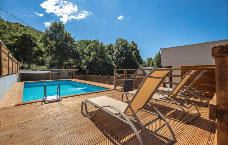 Nice Home In Bater With Jacuzzi, Wifi And 3 Bedrooms