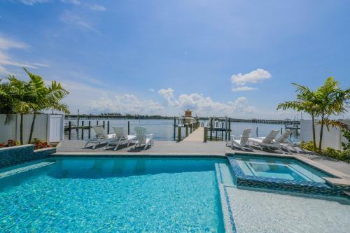 Bayfront Retreat By Ami Locals