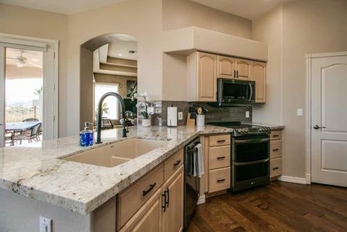 Fabulous 4-bdrm Wbreathtaking Views & Pool