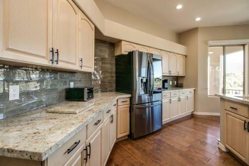 Fabulous 4-bdrm Wbreathtaking Views & Pool