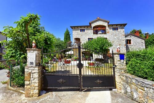 Hostal Holiday House Lena