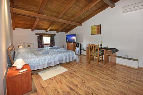 Hostal Holiday House Lena