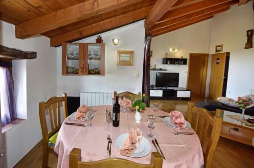 Hostal Holiday House Lena