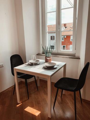 Old Town Apartment With Free Parking