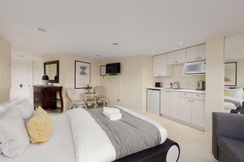 Stunning View And Adorable Studio On The Rock