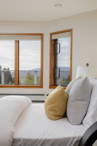 Stunning View And Adorable Studio On The Rock