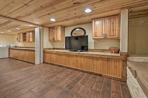 Pine Angry Skunk Cabin With Outdoor Oasis!