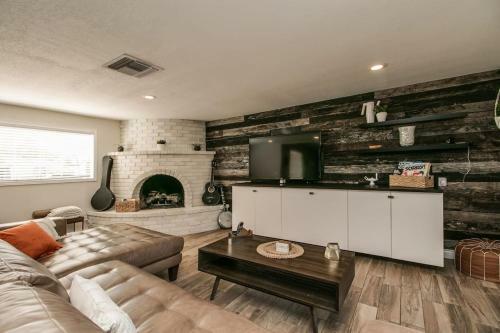 Mid-century Melrose 3bdrm Vintage Vibe With Pool