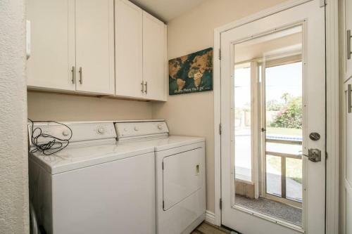 Mid-century Melrose 3bdrm Vintage Vibe With Pool