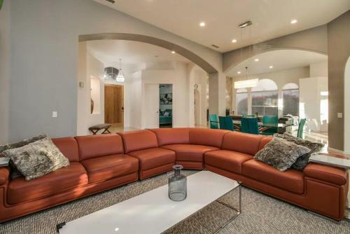 Amazing 4 Bedroom Retreat With Heated Pool